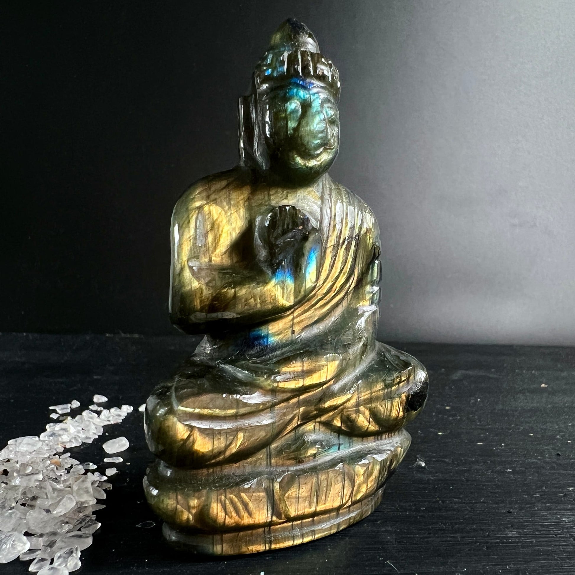 Sunset Labradorit Buddha | Dreiviertelansicht | warme Goldtoene & Blitzblau | Kristallchips | Happy Minerals