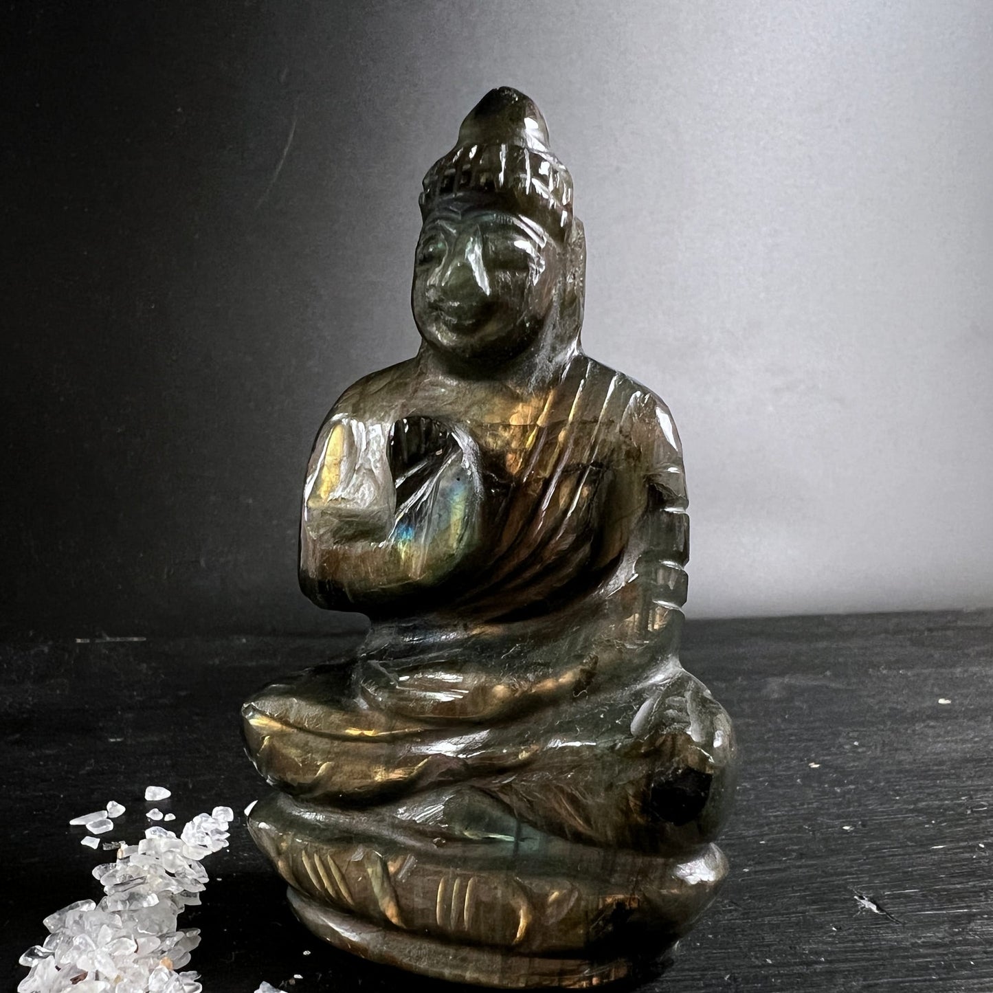 Sunset Labradorit Buddha | goldenes Schimmern | Frontansicht | Madagaskar | Happy Minerals