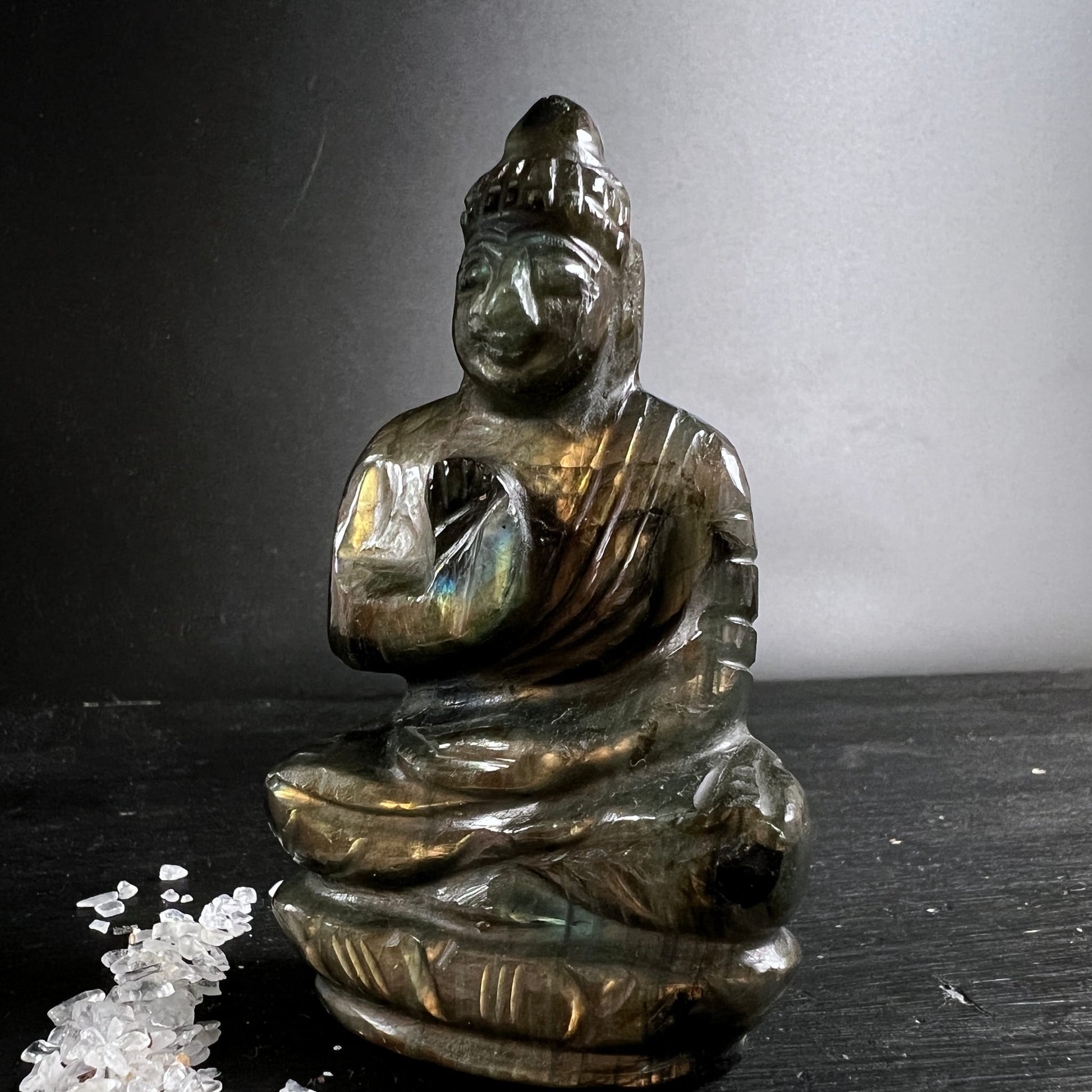 Sunset Labradorit Buddha | goldenes Schimmern | Frontansicht | Madagaskar | Happy Minerals
