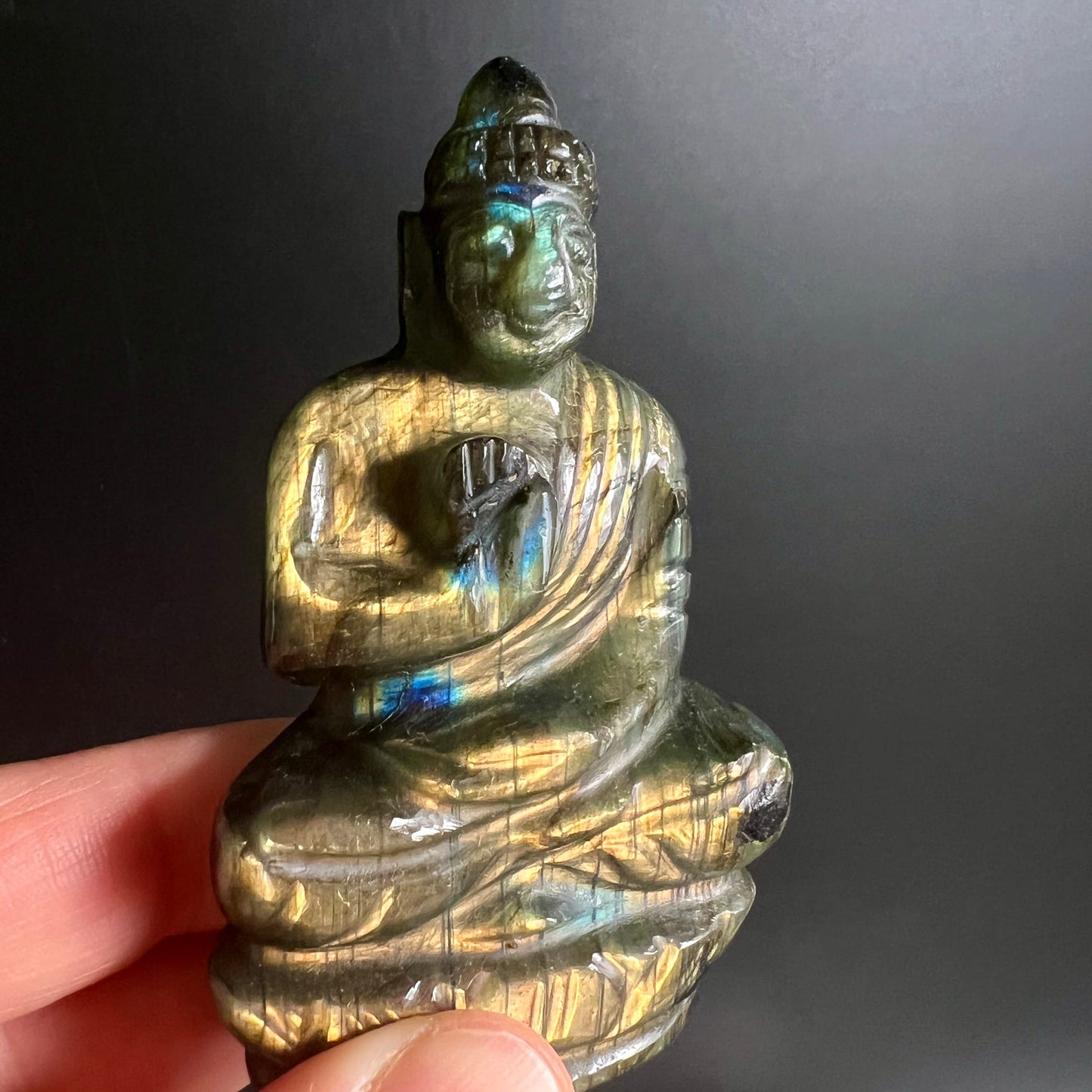 Sunset Labradorit Buddha | in der Hand | Groessenvergleich | funkelndes Blau | Happy Minerals