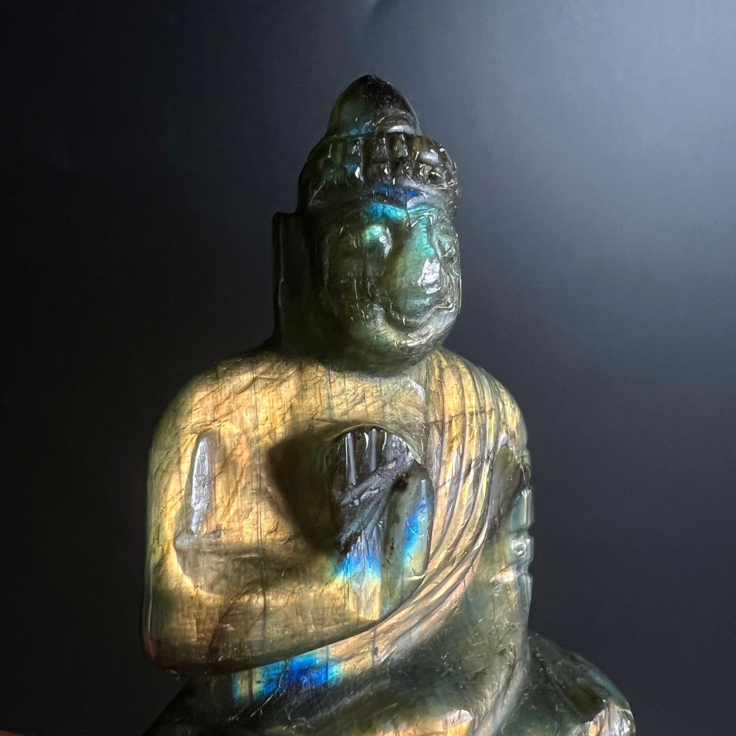 Sunset Labradorit Buddha | Nahaufnahme Gesicht | tiefes Blau & Gold | leuchtende Details | Happy Minerals