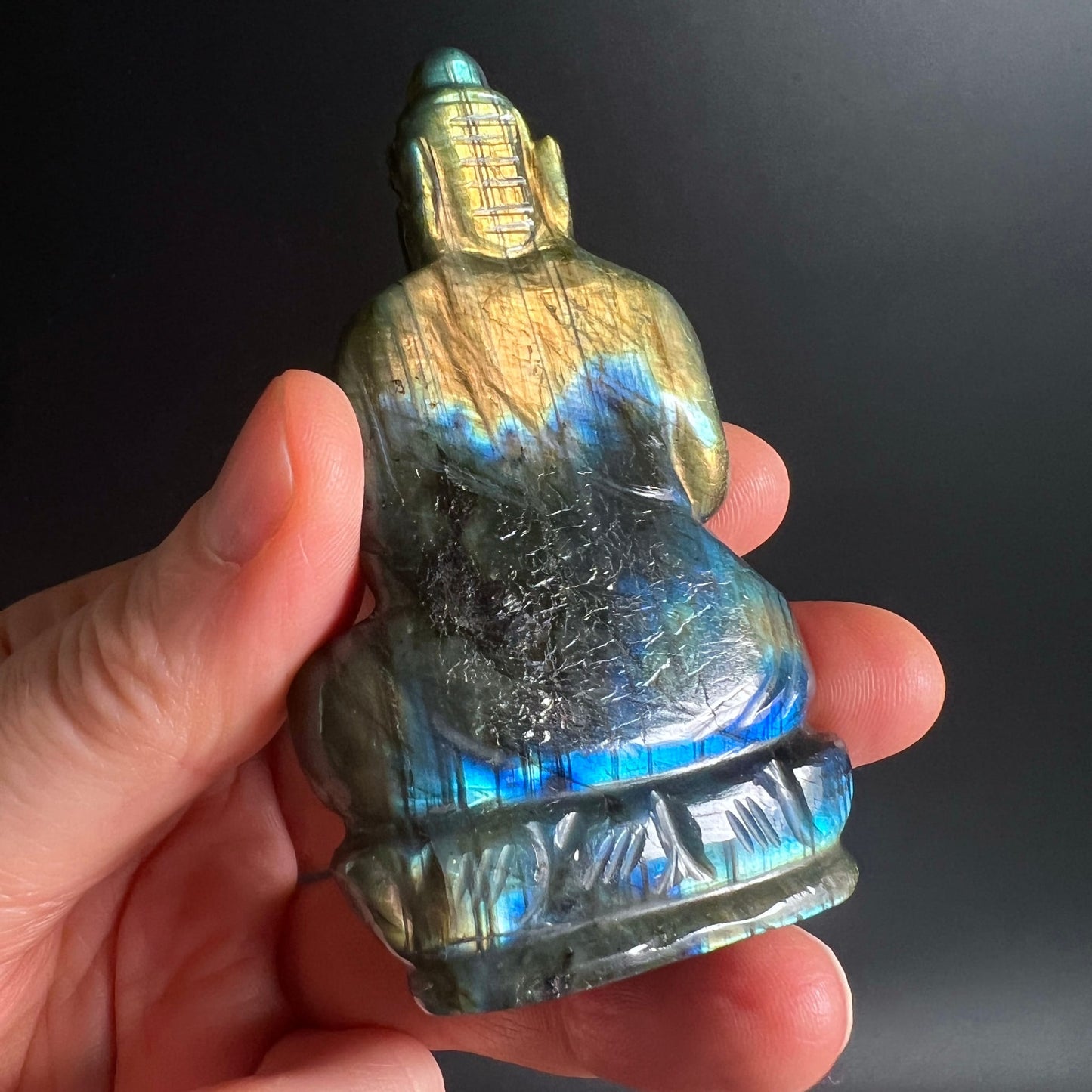Sunset Labradorit Buddha | Rueckseite | strahlend blaues Schiller | Madagaskar Unikat | Happy Minerals