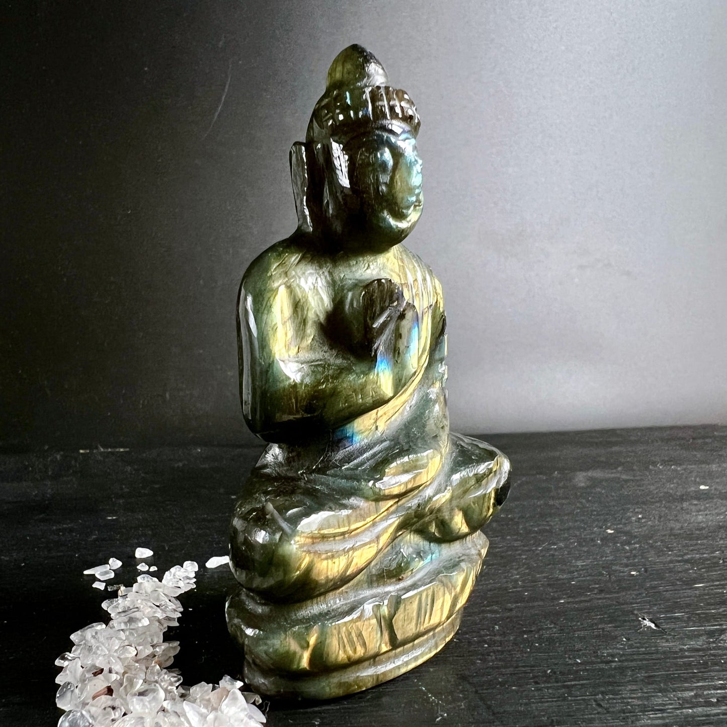 Sunset Labradorit Buddha | seitliche Ansicht | blau-goldenes Labradoreszenz | Madagaskar | Happy Minerals