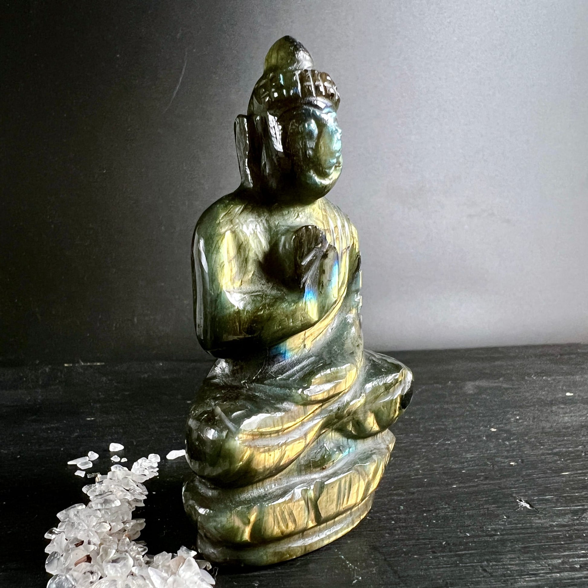 Sunset Labradorit Buddha | seitliche Ansicht | blau-goldenes Labradoreszenz | Madagaskar | Happy Minerals