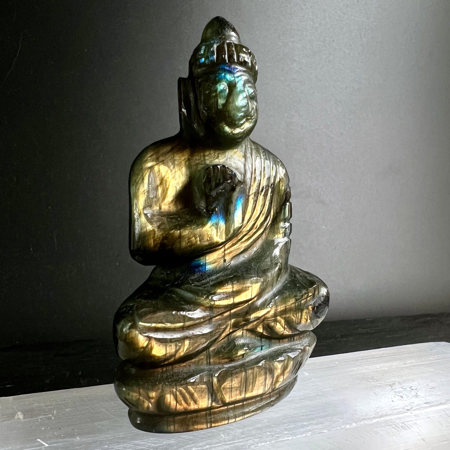 Sunset Labradorit Buddha | auf Selenit | goldene Flammen & blaues Schillern | Unikat | Happy Minerals