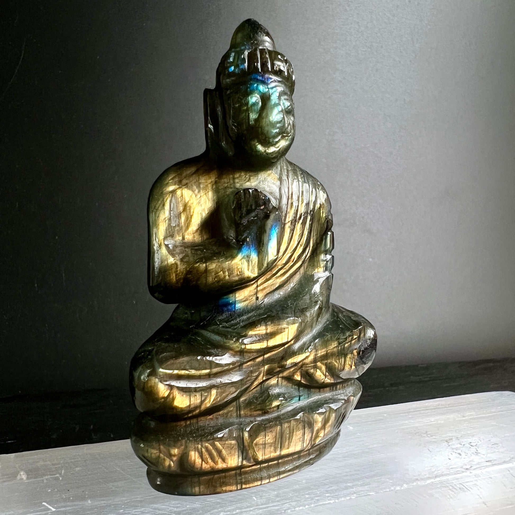 Sunset Labradorit Buddha | auf Selenit | goldene Flammen & blaues Schillern | Unikat | Happy Minerals