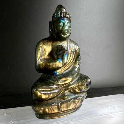 Sunset Labradorit Buddha | auf Selenit | goldene Flammen & blaues Schillern | Unikat | Happy Minerals