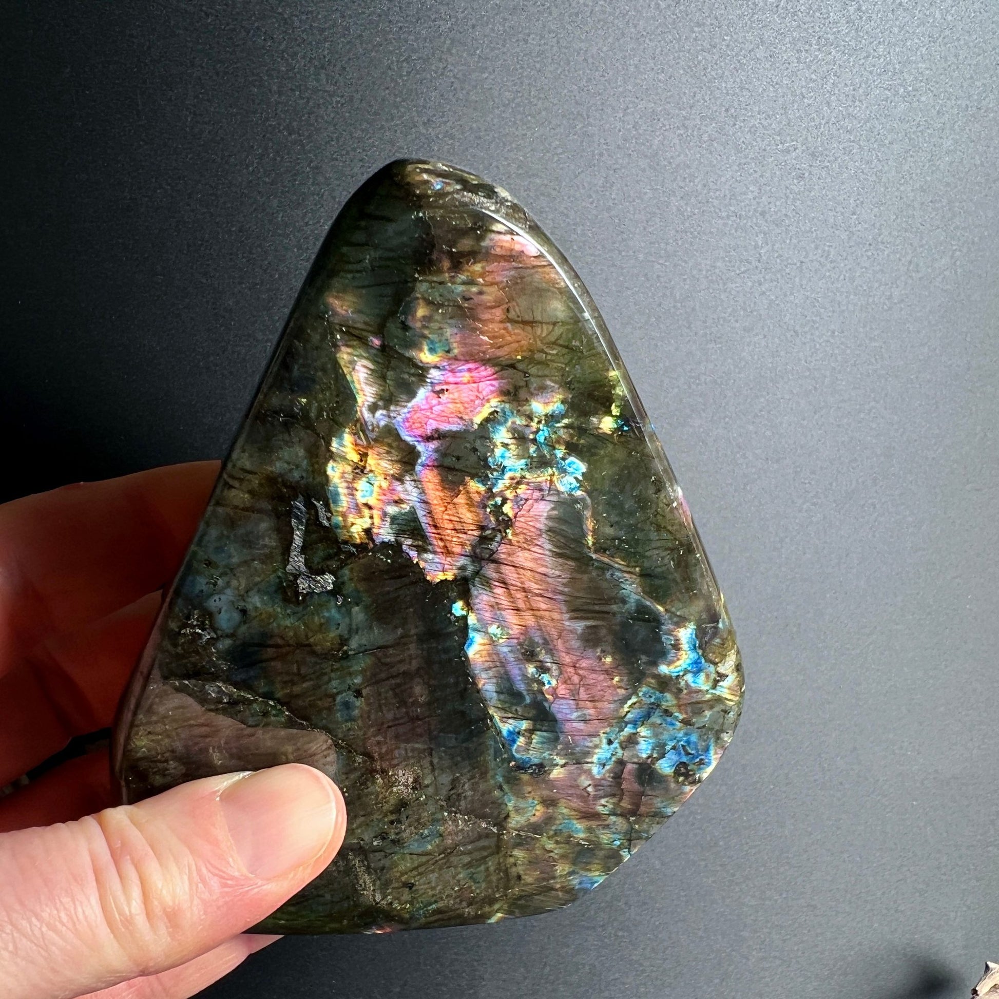 Sunset Labradorit Detail | spektakuläre Farbreflexe | Pink-Orange-Blau | in Hand Happy Minerals