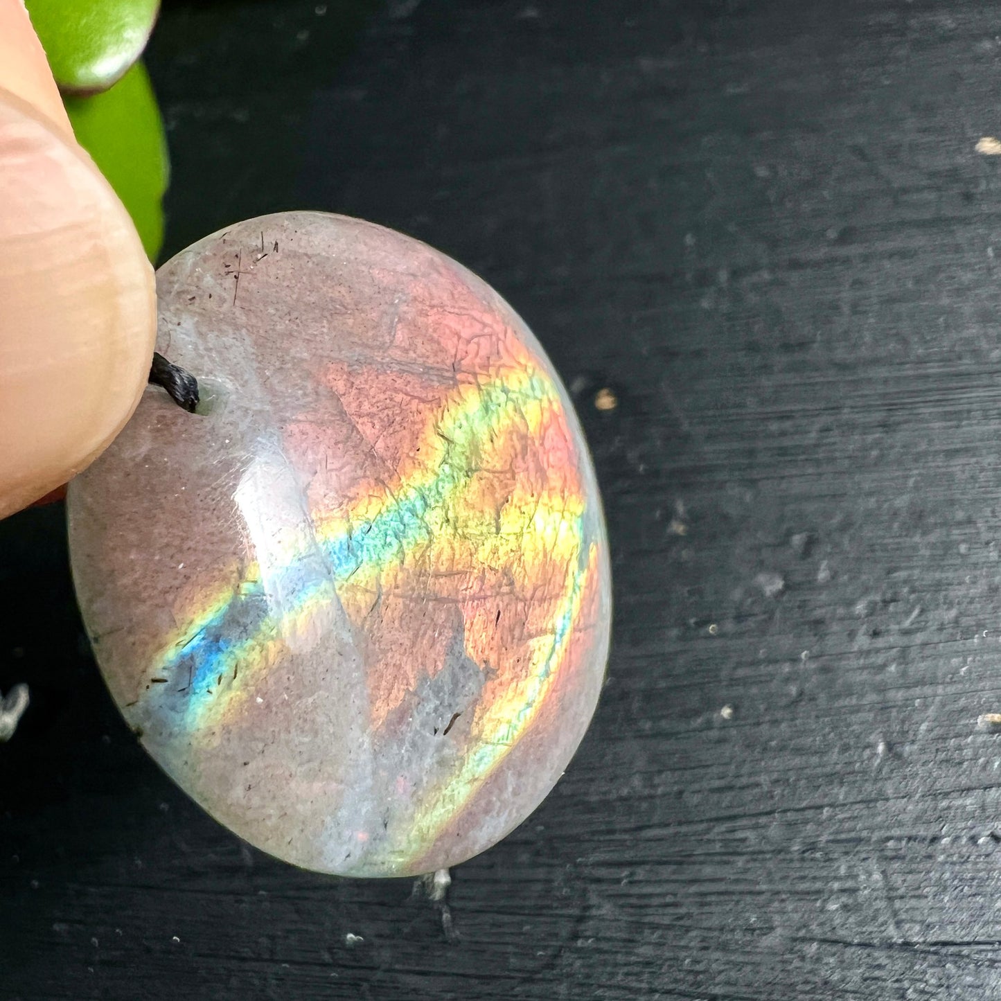 Sunset Labradorit | dominante Rottöne | gelbe grüne Akzente | runder Anhänger | natürlich | Happy Minerals