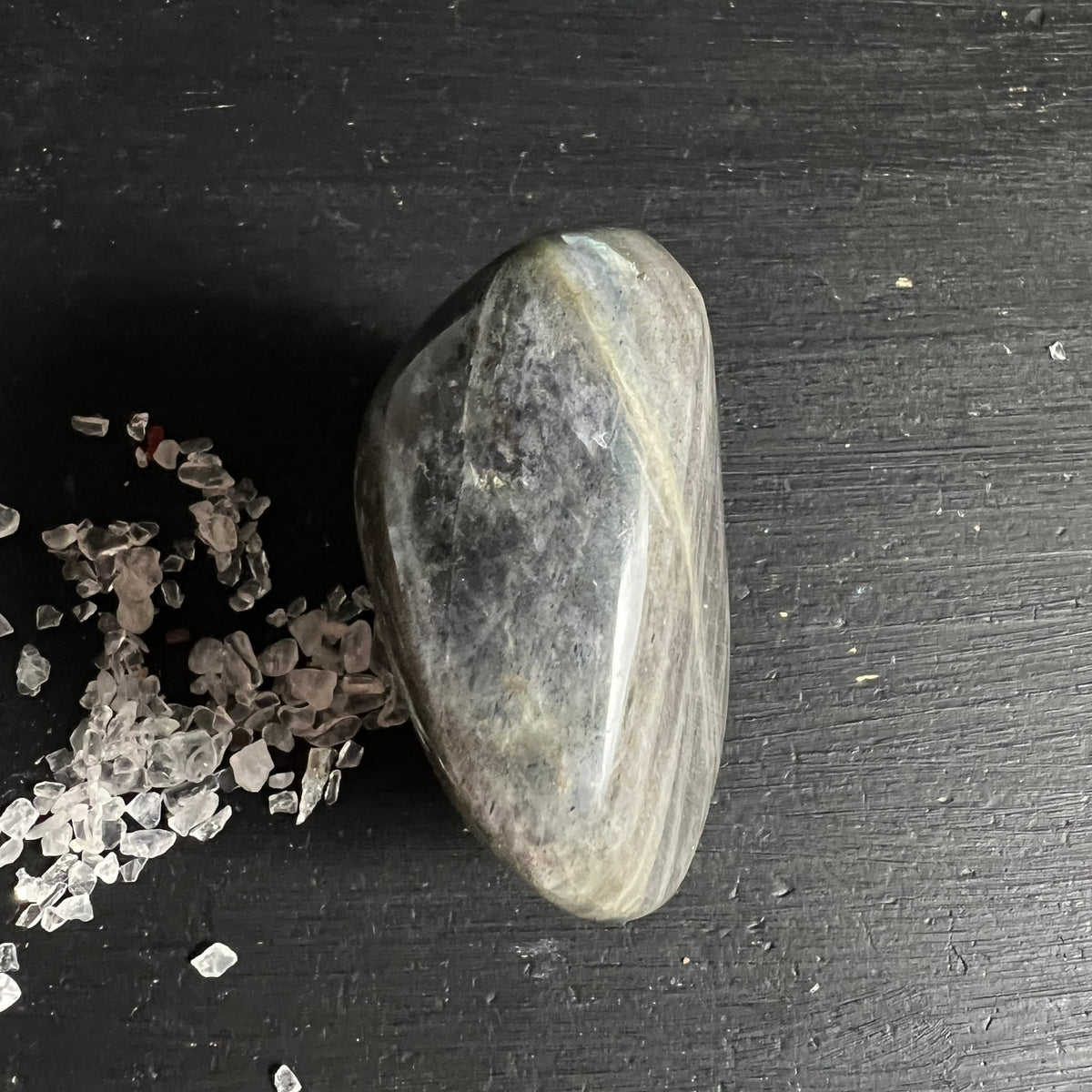 Sunset Labradorit Freiform, graugruen poliert mit goldenen Schlieren und Glanzeffekt | Happy Minerals