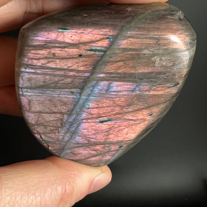 Labradorit Freiform poliert, graubraun mit lachsrosa und blau-violettem Schillern in Streifen | Happy Minerals