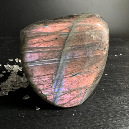 Sunset Labradorit Freiform, lachsrosa-braune Streifen mit blau-violettem Schimmer, polierte Kuppelform | Happy Minerals