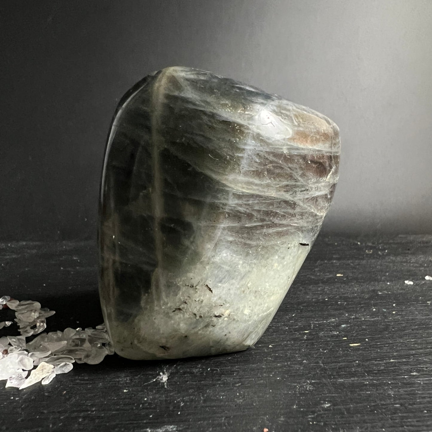Sunset Labradorit Freiform, olivgruen-graue Zonen mit weissen Glimmeradern, polierte Oberflaeche | Happy Minerals