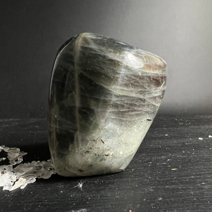 Sunset Labradorit Freiform, olivgruen-graue Zonen mit weissen Glimmeradern, polierte Oberflaeche | Happy Minerals