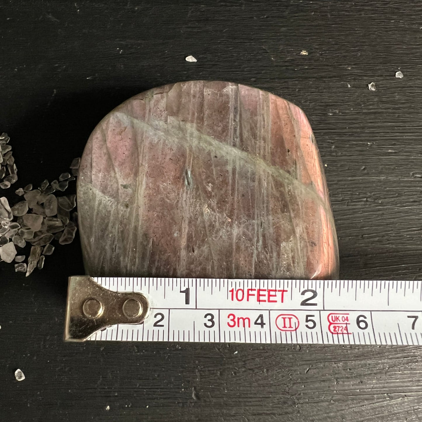 Sunset Labradorit Freiform poliert, rosa-braune Streifen mit heller diagonaler Feldspatlinie | Happy Minerals