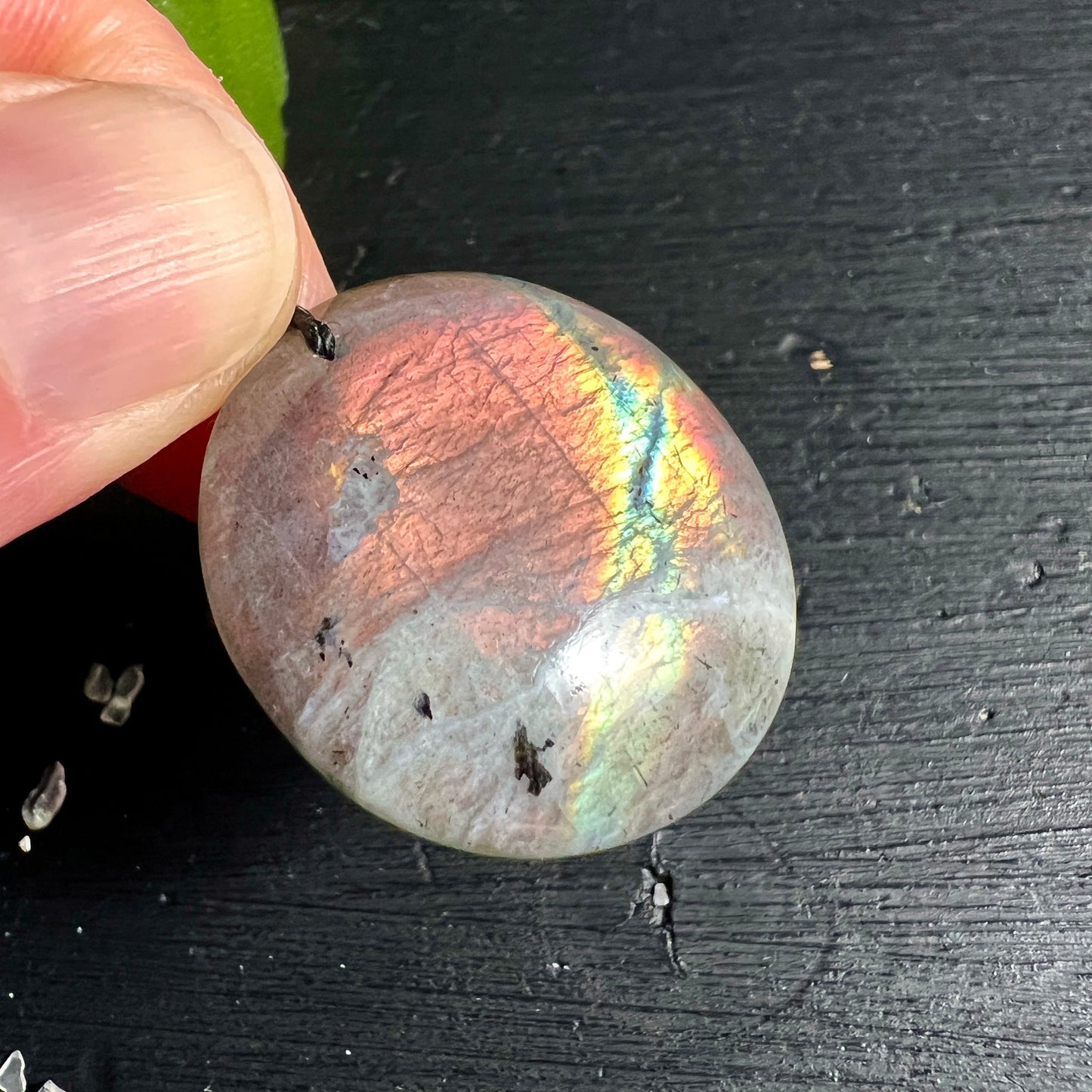 Sunset Labradorit | intensive Farbreflexe | orange gelb blau | runder Anhänger | Madagaskar | Happy Minerals