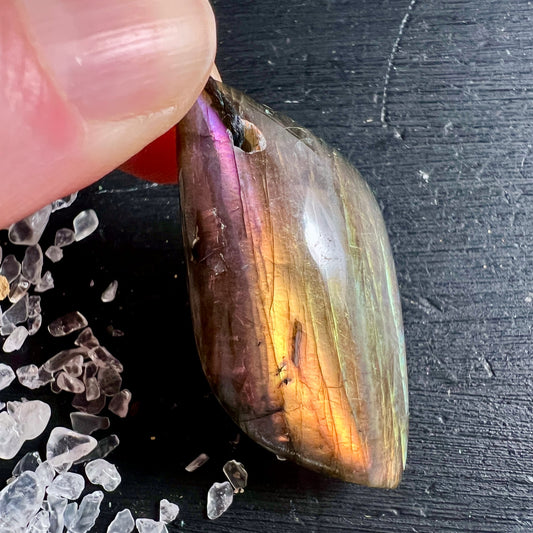 Sunset Labradorit nah | Finger hält Stein | leuchtendes Lila & Orange | Labradoreszenz | Happy Minerals