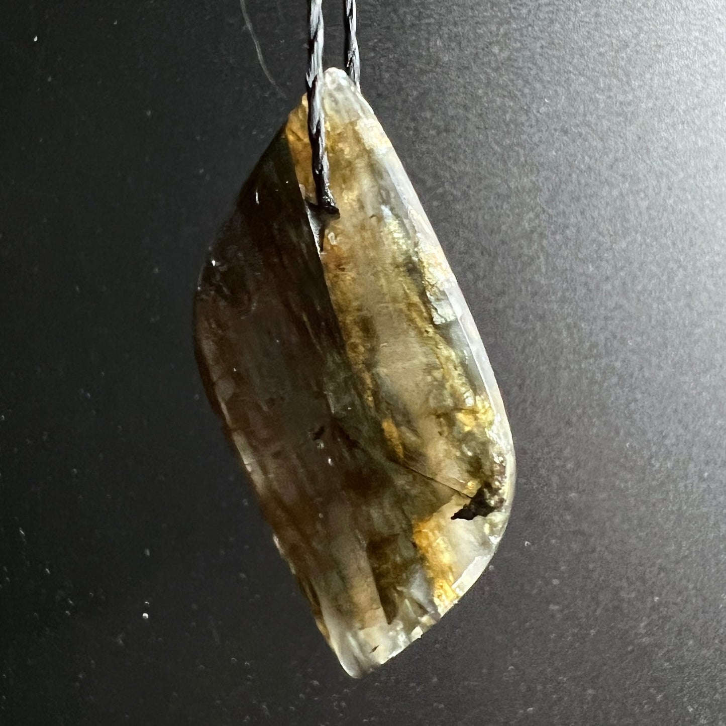 Sunset Labradorit Rückseite | heller Hintergrund | braun-goldene Maserung | organische Textur | Happy Minerals