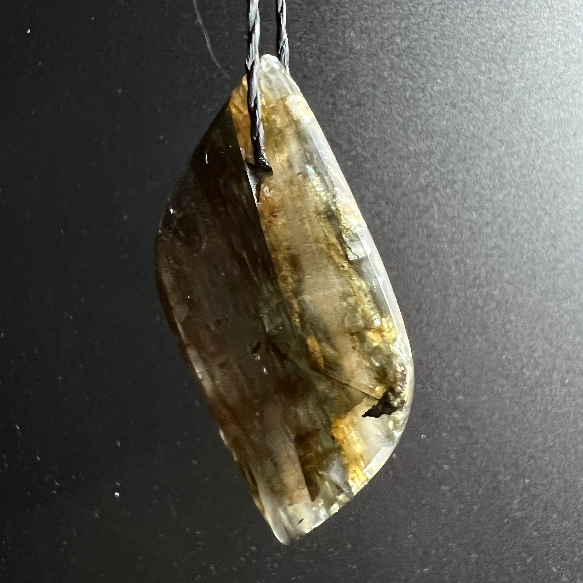Sunset Labradorit Rückseite | heller Hintergrund | braun-goldene Maserung | organische Textur | Happy Minerals