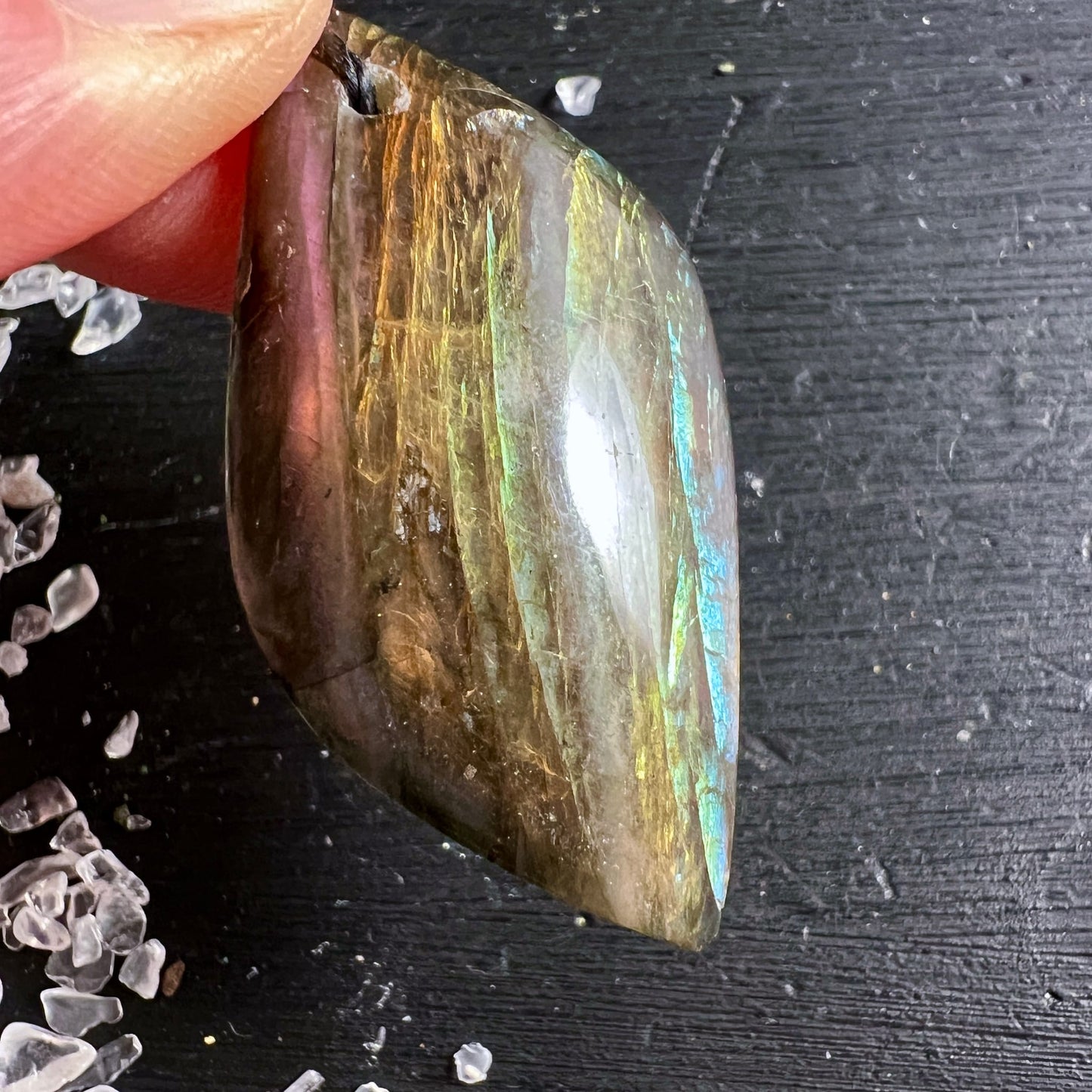 Sunset Labradorit Anhänger | Finger hält Stein | türkis-goldenes Farbspiel | Regenbogenschimmer | Happy Minerals