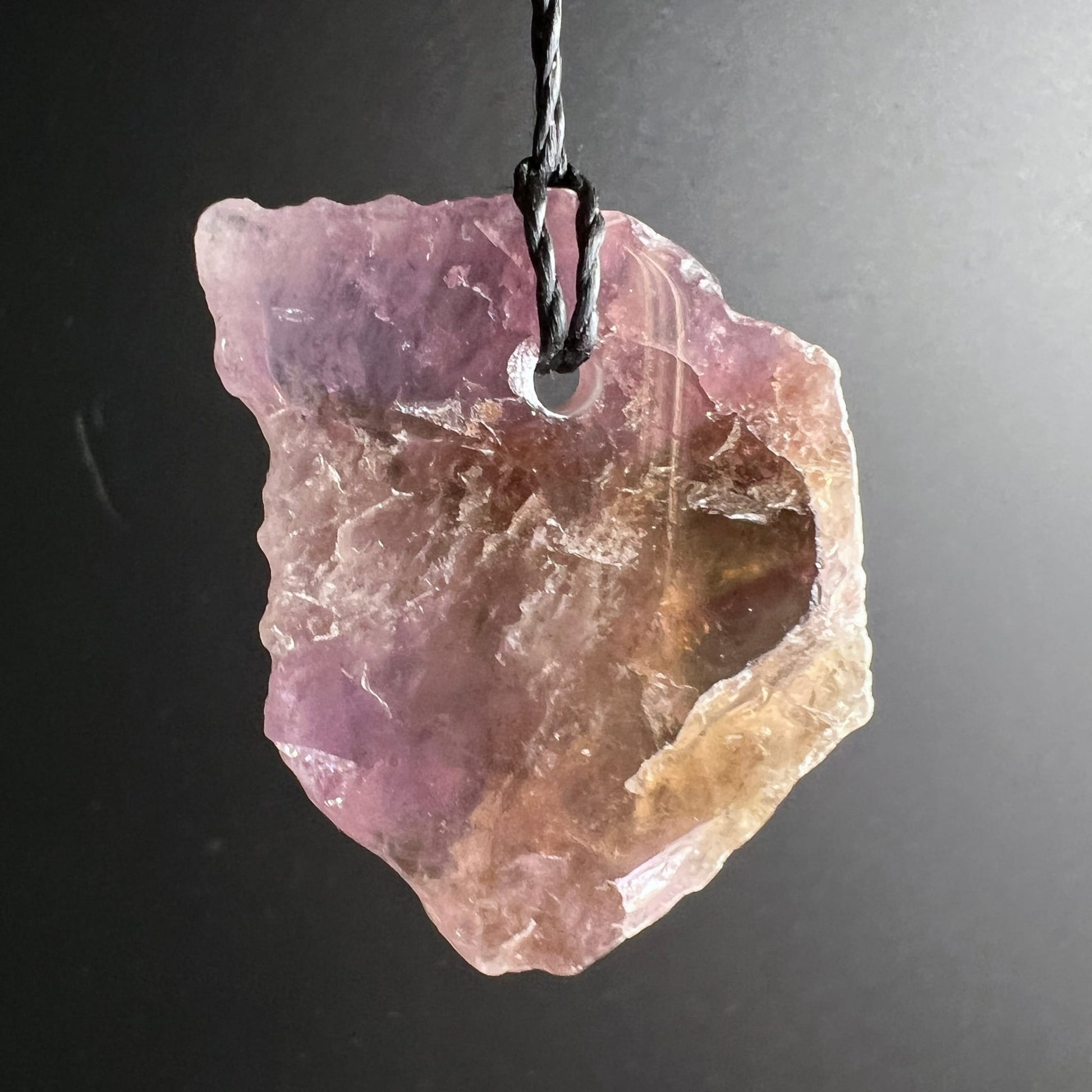 Super Seven Anhänger roh, lila-violett mit goldbraunen Zonen und transparenten Schichten, unregelmäßige Form | Happy Minerals
