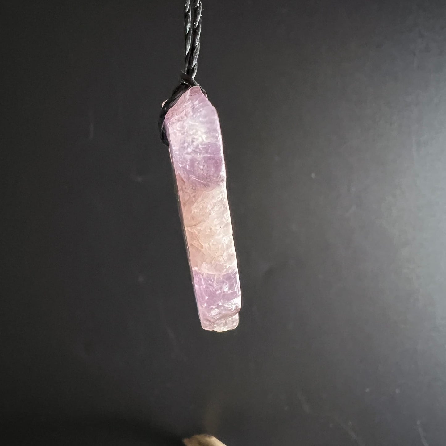 Super Seven Anhänger, lila-weiß gezont, rauer Stabkristall mit violetten und hellen Schichten, Metallöse | Happy Minerals