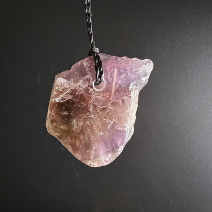 Super Seven Anhänger roh, violett-goldbraun mit weissen Schlieren, transparente Zonen, unregelmässige Form, Loch oben | Happy Minerals