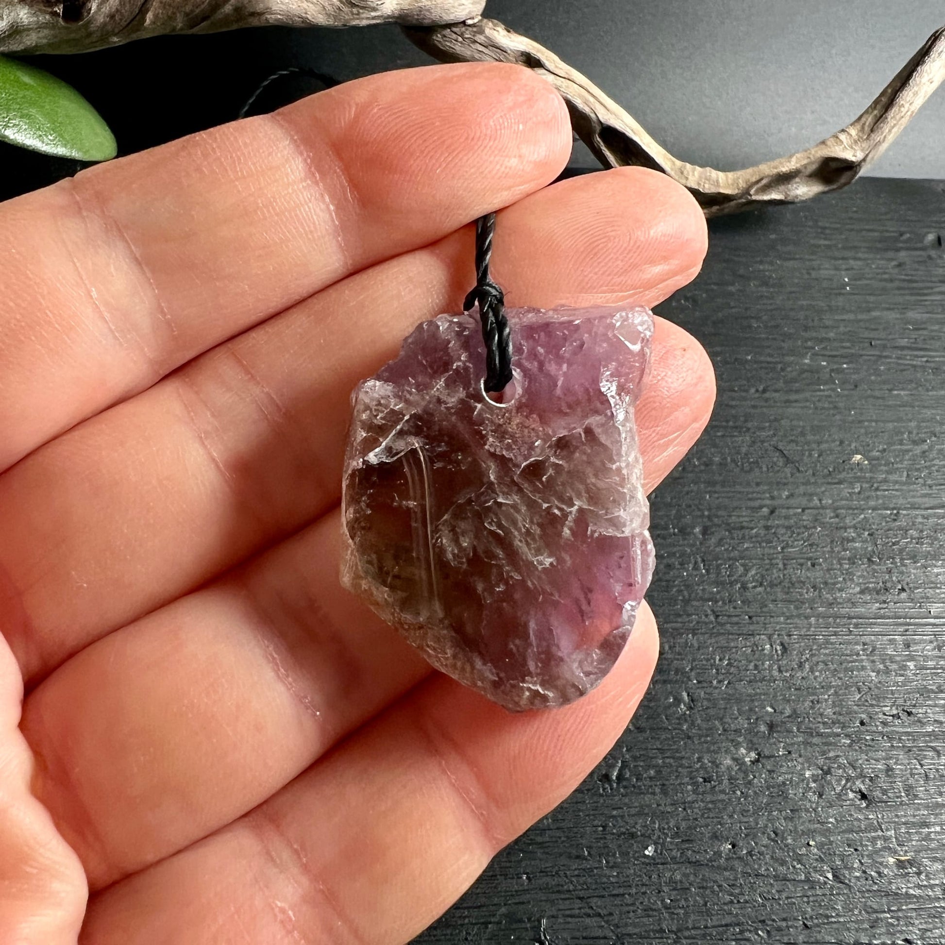 Super Seven Anhänger roh, violett-lila mit rauchigen Einschlüssen, kristallinen Zonen und natürlicher Bruchstruktur | Happy Minerals