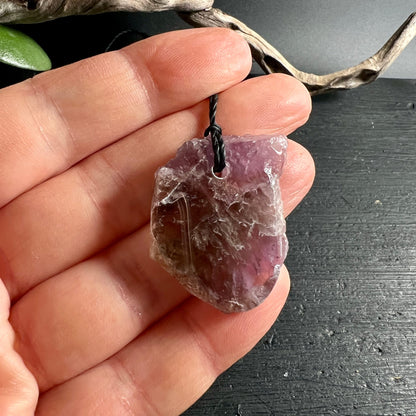 Super Seven Anhänger roh, violett-lila mit rauchigen Einschlüssen, kristallinen Zonen und natürlicher Bruchstruktur | Happy Minerals