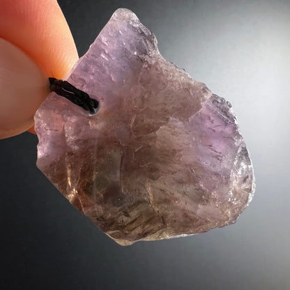 Super Seven Anhänger roh, violett-rauchgrau mit braunen Fasereinschlüssen, durchscheinend, Loch mit schwarzer Kordel | Happy Minerals