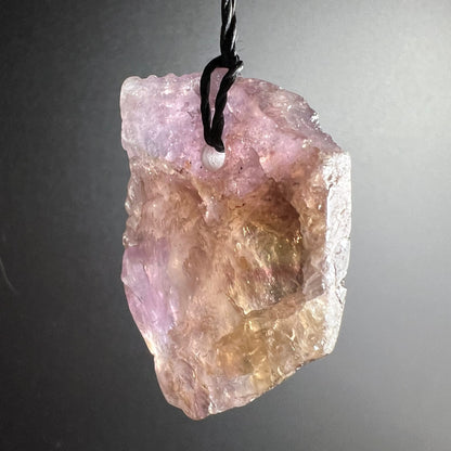 Super Seven Anhänger roh, violett-rosa oben mit goldgelbem Zentrum, konkave Vertiefung, transluzent, Lederband | Happy Minerals