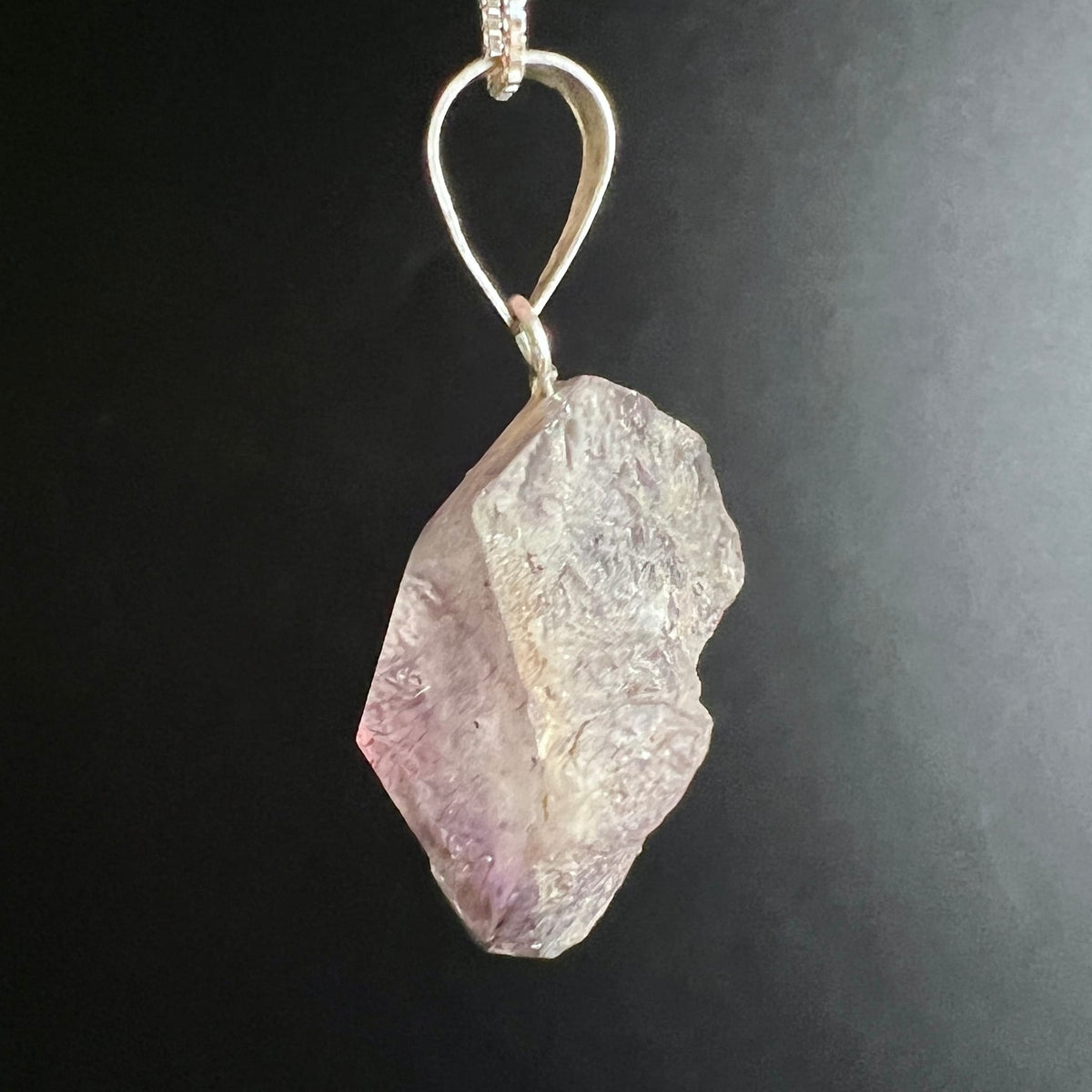 Roher Kristallanhänger in blass rosa-champagnerfarbenem Ton mit facettierter Bruchkante, Silberöse | Happy Minerals
