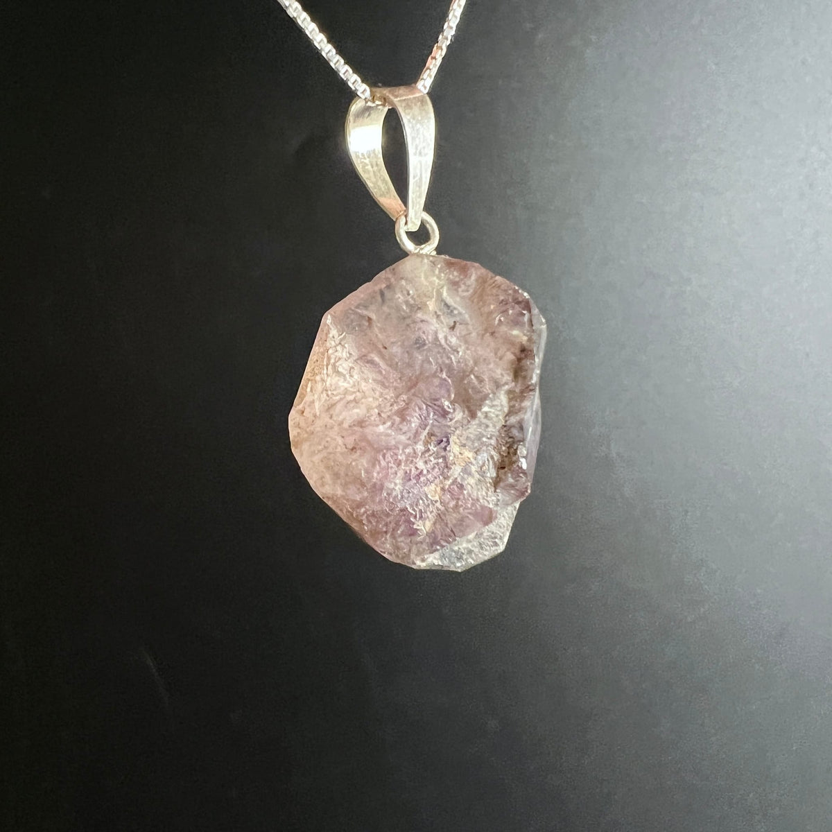 Roher Amethyst-Anhaenger mit facettierter Oberflaeche in rosa-lila Toenen, Silberoese an Kette | Happy Minerals