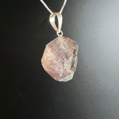 Roher Amethyst-Anhaenger mit facettierter Oberflaeche in rosa-lila Toenen, Silberoese an Kette | Happy Minerals