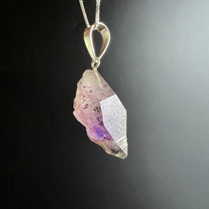 Super Seven Anhaenger, roh facettiert, rosa-violette Zone mit silbrig-weissen Nadeleinschluessen | Happy Minerals