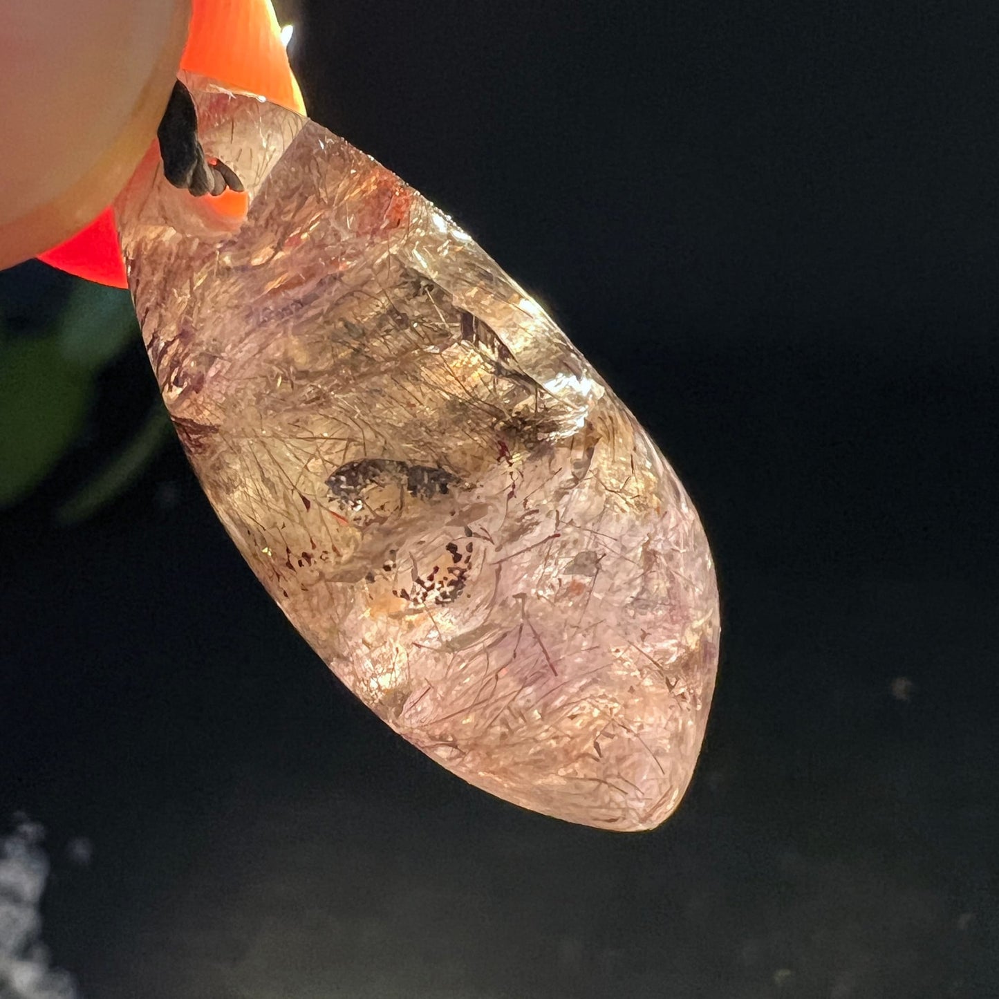 Super Seven Tropfen-Anhänger, rauchig-golden mit roten Rutil-Nadeln, dunklen Phantomzonen und eingewachsener Spitze | Happy Minerals