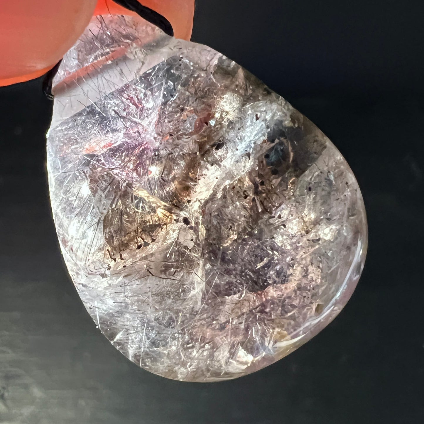 Super Seven Anhänger Tropfen, klar mit lila-rosa Zonen, schwarzen Nadeln, goldbraunen Einschlüssen, poliert | Happy Minerals