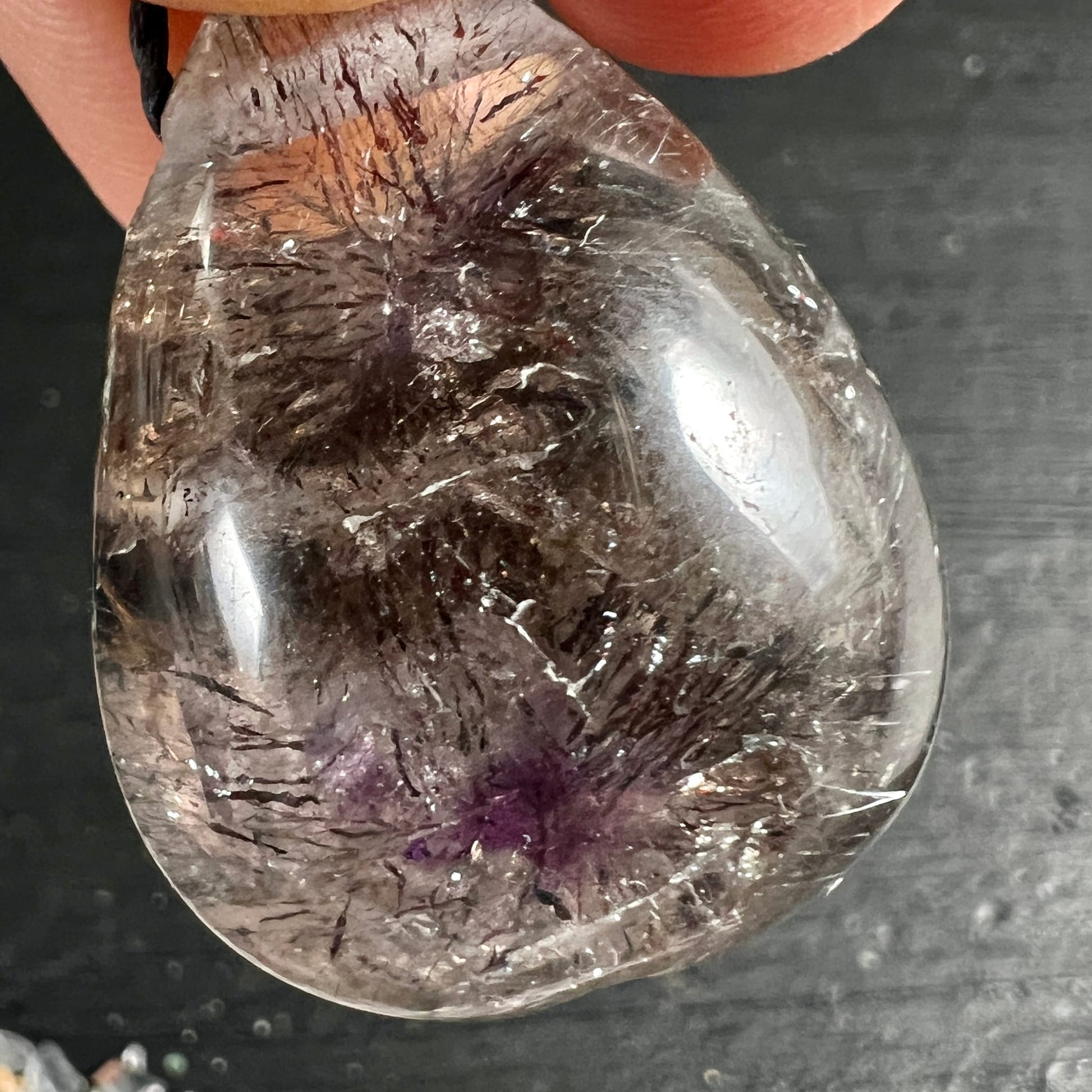 Super Seven Tropfen-Anhänger, klar mit schwarzen Rutil-Nadeln, violetter Amethyst-Zone und rotbraunen Einschlüssen | Happy Minerals