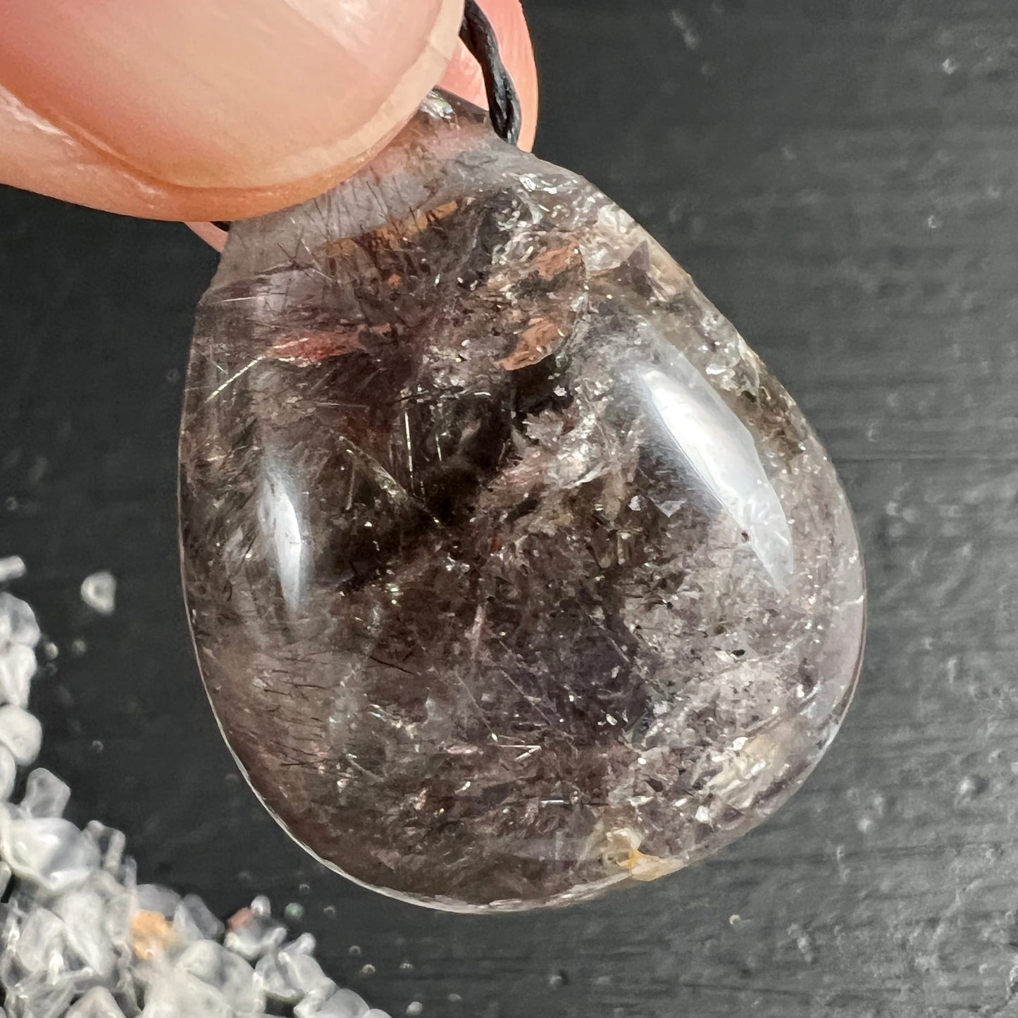 Super Seven Tropfen-Anhänger, rauchig-grau mit schwarzen Nadeln, roten Fasern, Glimmereinschlüssen und eingewachsener Spitze | Happy Minerals