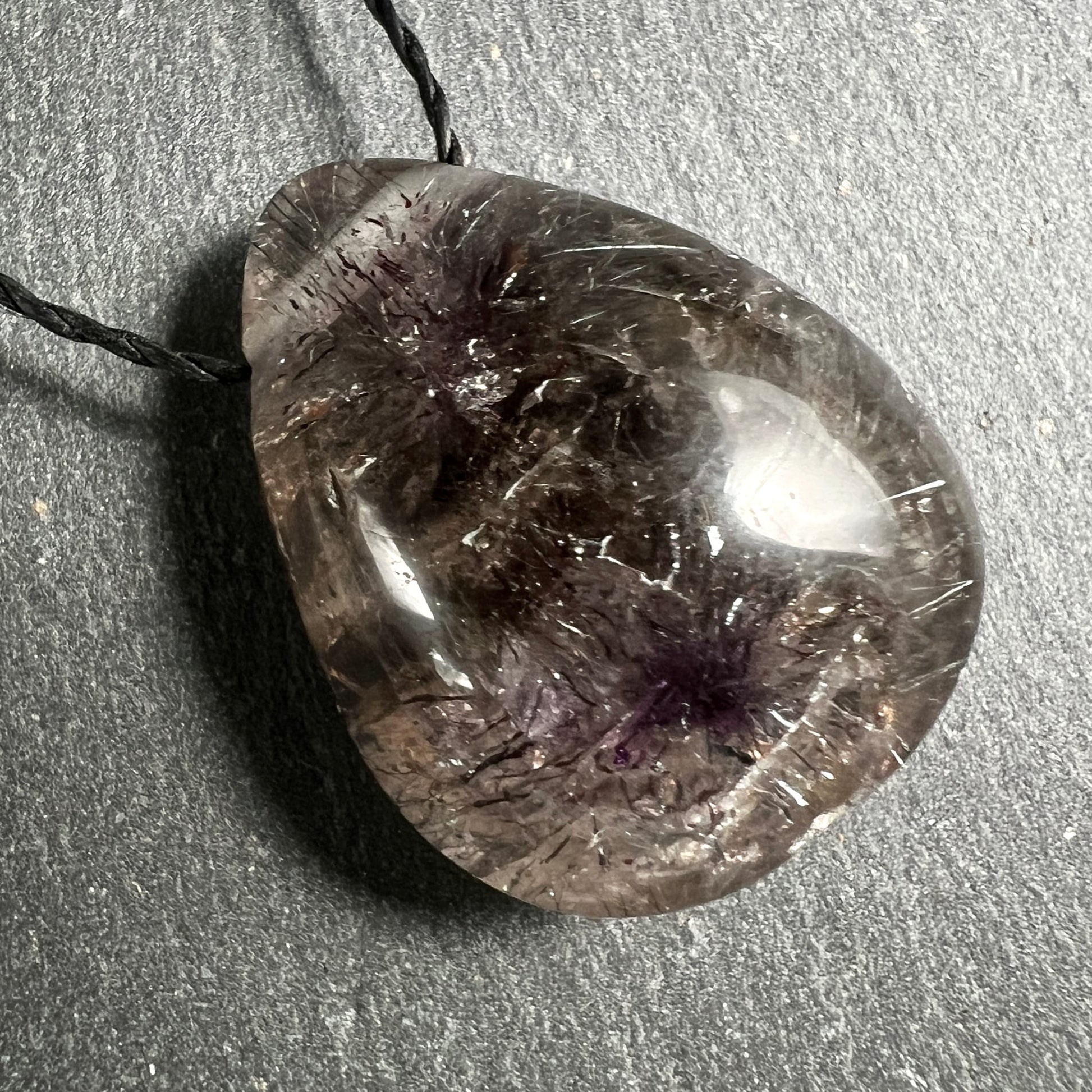 Super Seven Tropfen-Anhänger, rauchig-transparent mit violett-schwarzen Faserbüscheln und silbrigen Rutil-Nadeln | Happy Minerals