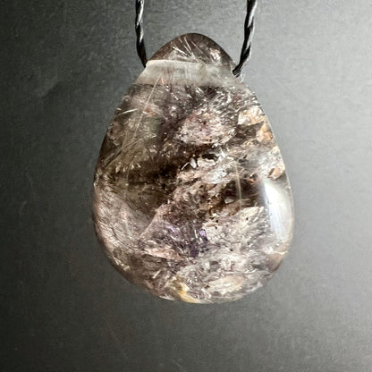 Super Seven Tropfen-Anhänger, rauchig-transparent mit violetten Amethyst-Zonen, schwarzen Einschlüssen und silbrigen Nadeln | Happy Minerals