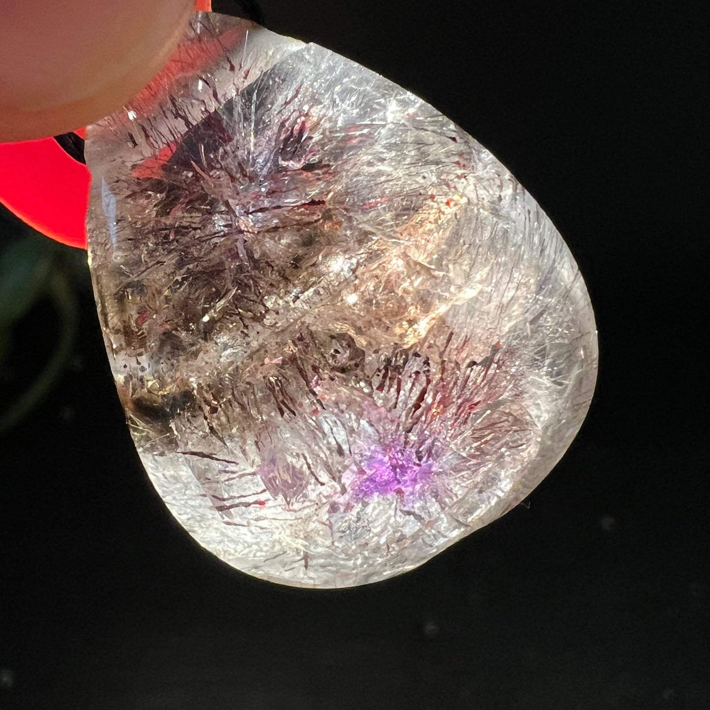 Super Seven Tropfen-Anhänger, transparent mit violett-roten Sternburst-Einschlüssen und nadelförmigen Fasern | Happy Minerals