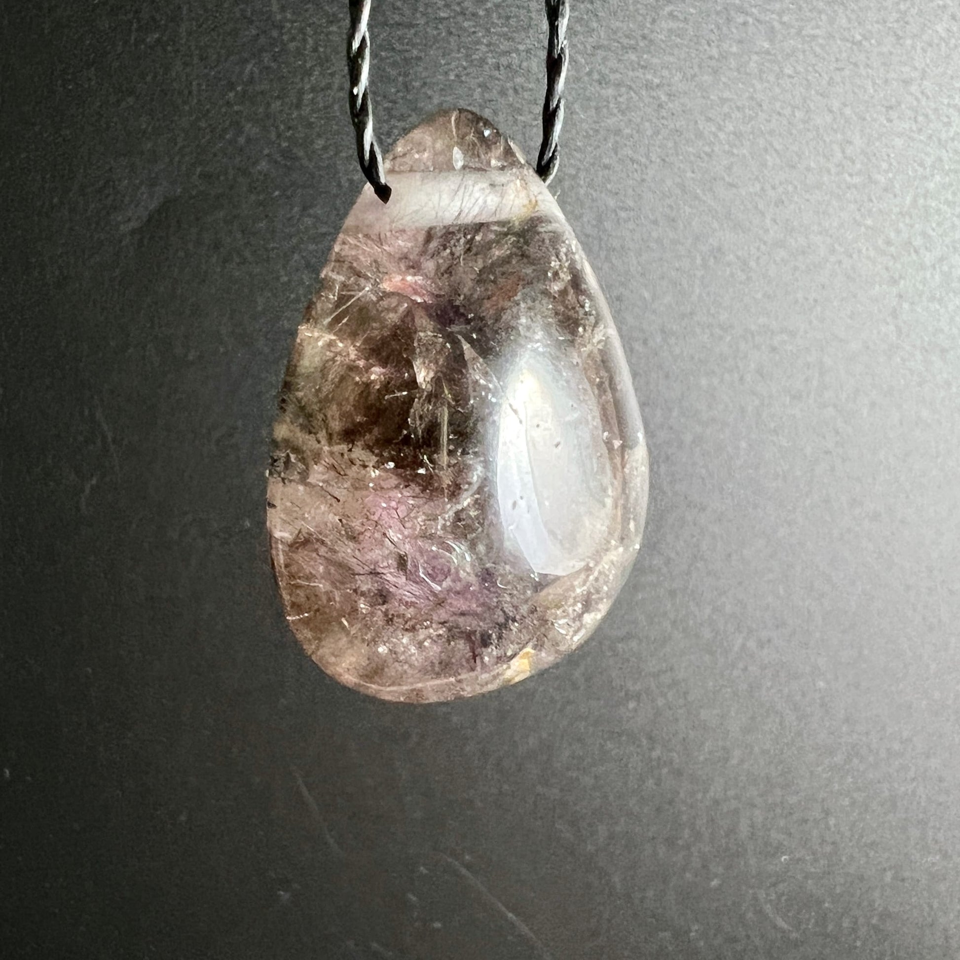 Super Seven Tropfen-Anhänger: transparent mit violett-braunen Einschlüssen, goldenen Rutilnadeln & eingewachsener Quarzspitze | Happy Minerals