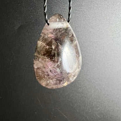 Super Seven Tropfen-Anhänger: transparent mit violett-braunen Einschlüssen, goldenen Rutilnadeln & eingewachsener Quarzspitze | Happy Minerals
