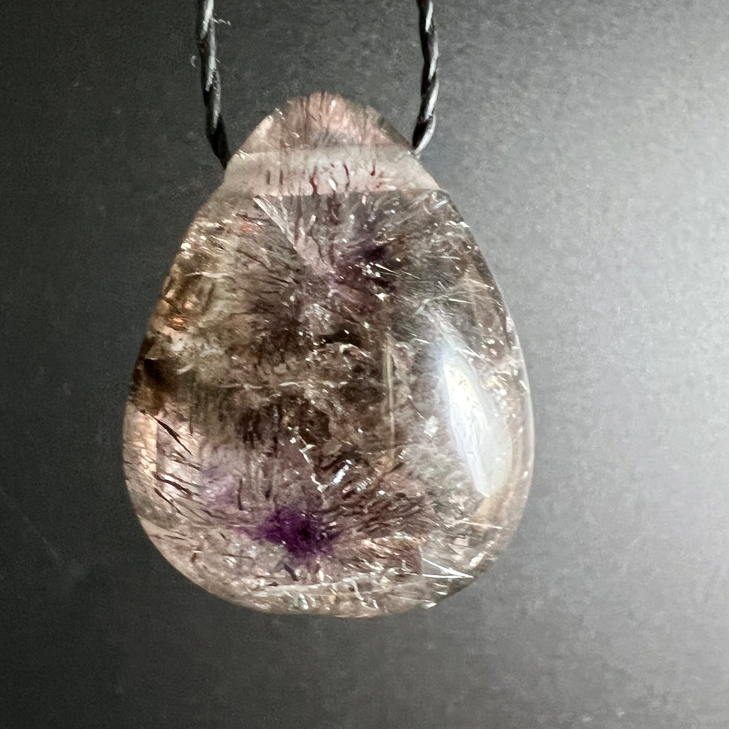 Super Seven Tropfen-Anhänger, transparent mit violetten Clustern, dunklen Faserbüscheln und seidigen Einschlüssen | Happy Minerals