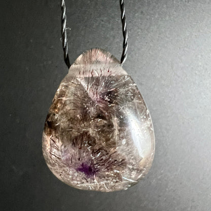 Super Seven Tropfen-Anhänger, transparent mit violetten Amethyst-Zonen, sternförmig strahlenden roten Rutil-Nadeln und rauchigen Schlieren | Happy Minerals
