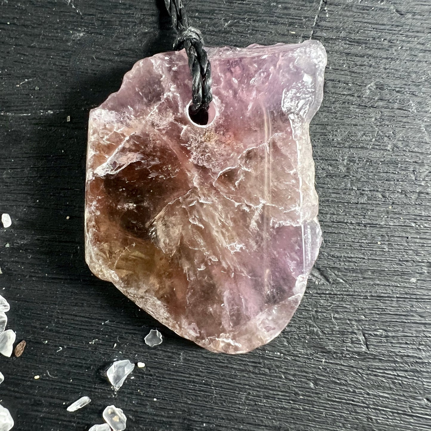 Super Seven Anhänger roh-poliert, violett-braun-transparent, rostbraune Einschlüsse, natürliche Bruchkanten, schwarze Kordel | Happy Minerals