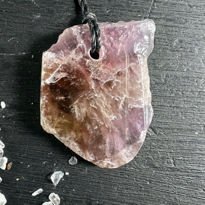 Super Seven Anhänger roh-poliert, violett-braun-transparent, rostbraune Einschlüsse, natürliche Bruchkanten, schwarze Kordel | Happy Minerals