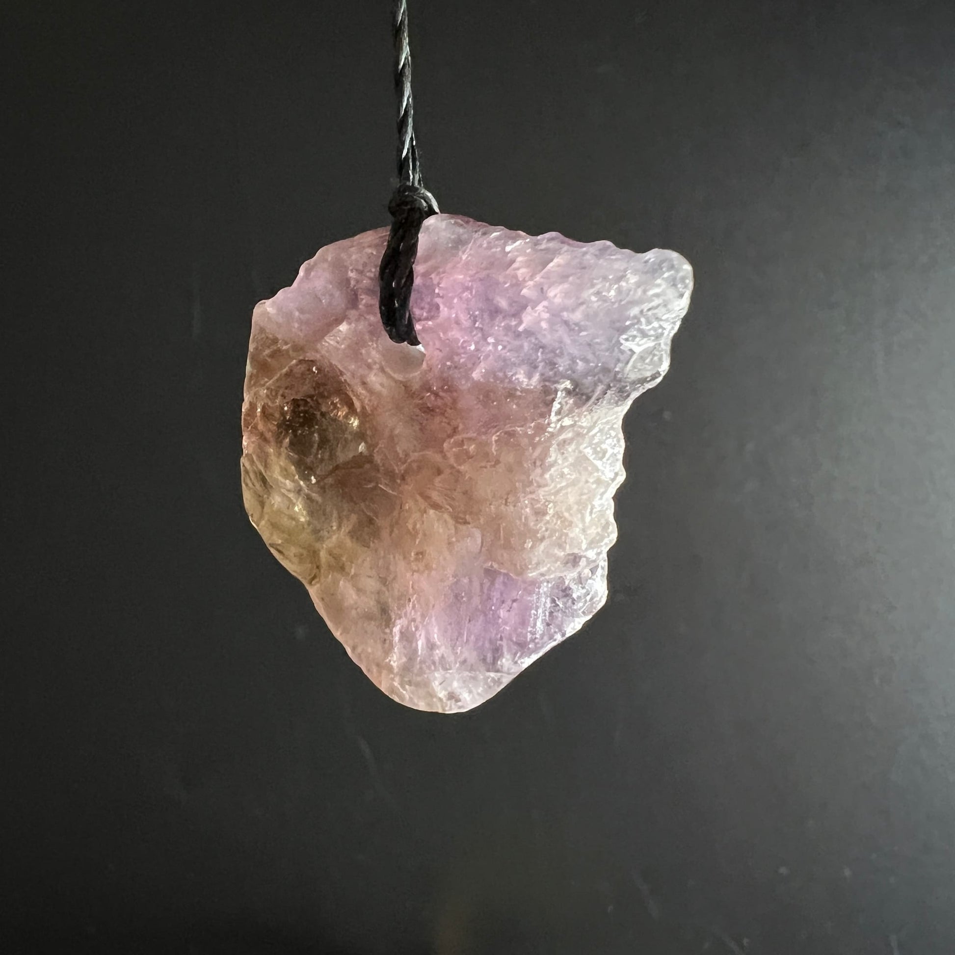 Super Seven Anhänger roh, violett-gelber Farbverlauf, Amethyst-Zonen, Citrin-Einschlüsse, unregelmässige Form | Happy Minerals