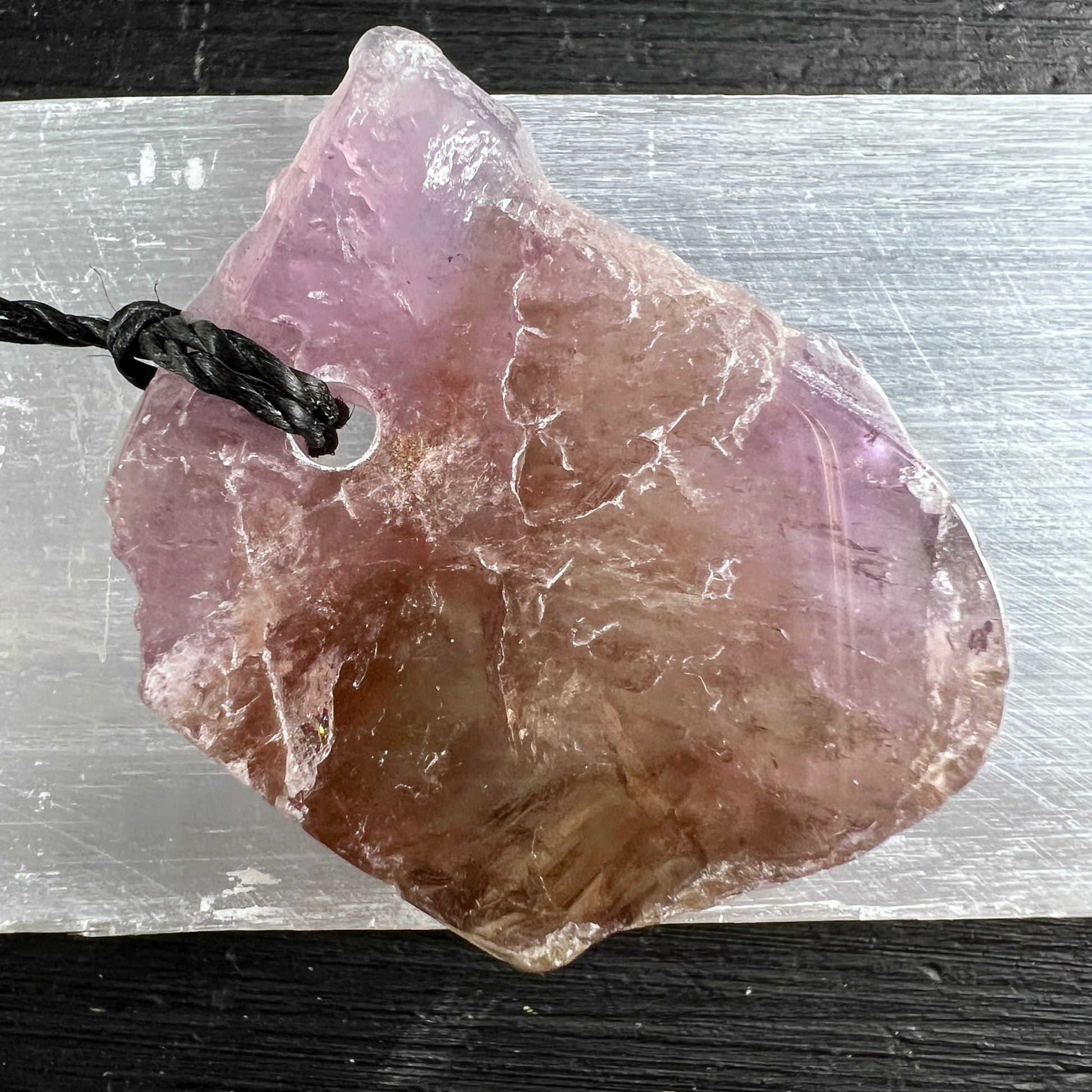 Super Seven Anhänger roh-poliert, violett-honigbraun mit Farbverlauf, Einschlüsse und Schlieren, Bohrung mit schwarzer Kordel | Happy Minerals
